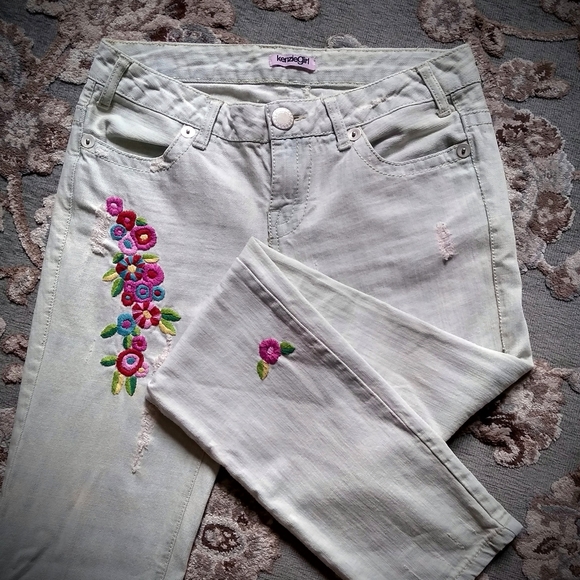 White Washed Jeans with Flowered Embroidery - Picture 2 of 4